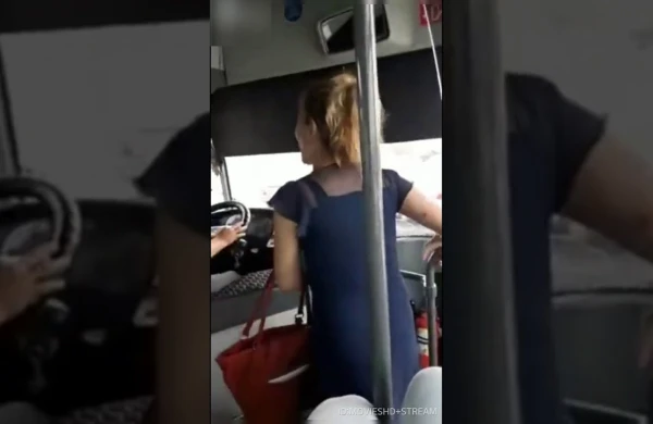 Avtobusda dəhşət: Qadın ayağı ilə qapını sındırdı