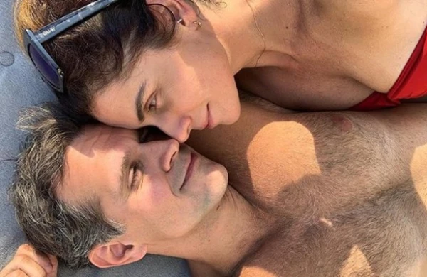 Sevgilisi ilə yataq fotosunu paylaşdı