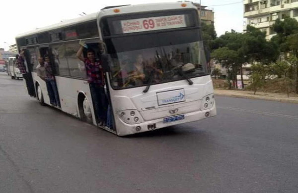 Bakıda dəhşətli anlar:Sərnişin dolu avtobus görün nə edir