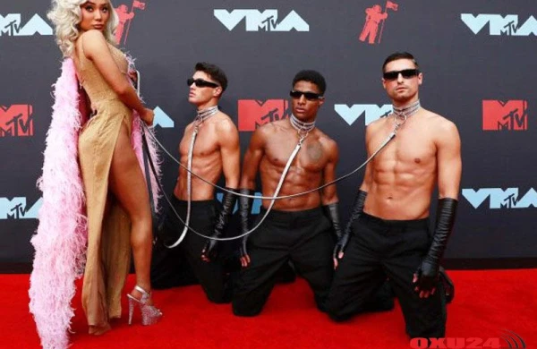 23 yaşlı gözəl mükafatlandırma gecəsinə SEKS KÖLƏLƏRİ İLƏ QATILDI - FOTO