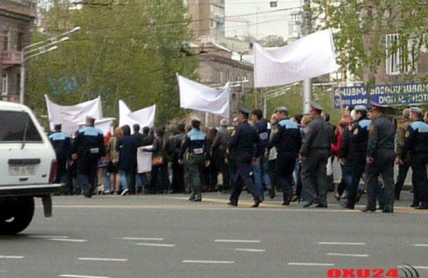 Dağlıq Qarabağda ölən erməni əsgərlərinin anaları etiraza başladı