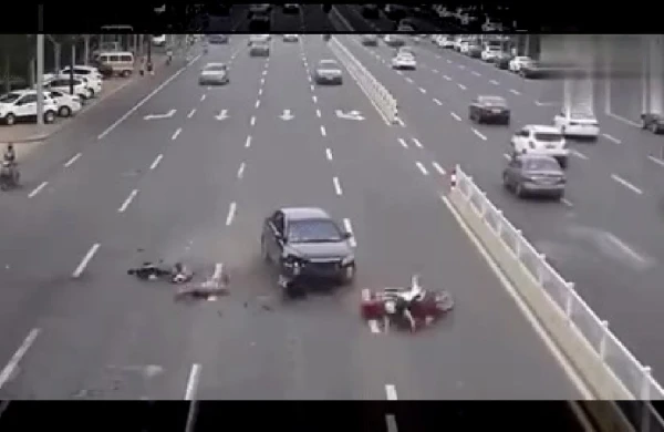 Dəhşətli qəzadan görüntü:Qadın sürücü motosiklet qarışıq kişini əzdi