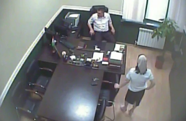 Bacısının döşünə kamera yerləşdirib kişinin evinə göndərdi -  ŞOK hadisə