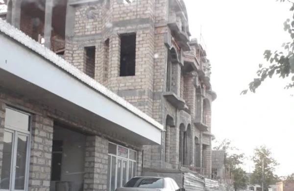 Polis rəisinin tikdirdiyi dəbdəbəli sarayın fotoları yayıldı