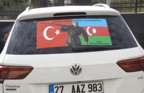 Türkiyə vətəndaşı maşına Mübariz İbrahimovun şəklini vurub Azərbaycan sərhədini keçdi