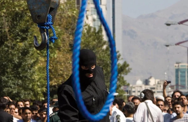 İranda növbəti homoseksual XALQ QARŞISINDA EDAM OLUNDU