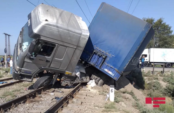 SON DƏQİQƏ! Dəhşətli qəza baş verib:Qatar yük maşının 2 yerə böldü