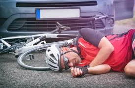 Dəhşətli qəza: Velosipedlə maşına çırpıldı,burnu sındı