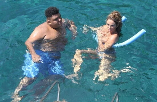 Model 17 yaşlı oğlunun yanında büsqaltersiz üzdü, söydülər