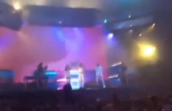 Məşhur Dj səhnədə fanatı ilə cinsi əlaqəyə girdi - ŞOK VİDEO