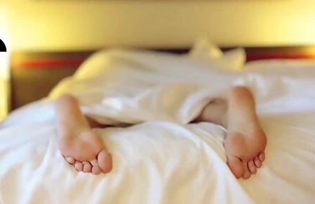 Qadın yatan ərinin başını əzdi - Türkiyəni ŞOKa salan CİNAYƏT - VİDEO