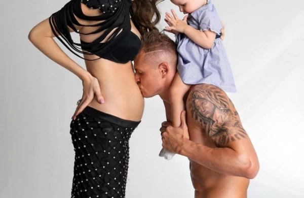 "Ərimin fotosu ilə şəkil çəkdirdi, sonra arvadı oldu" — Rusiyalı müğənni