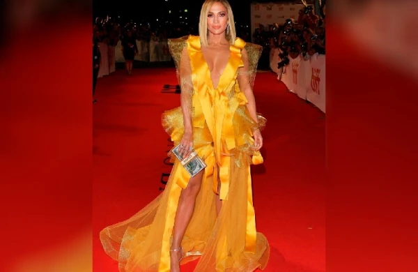 Дженнифер Лопес в дерзком платье без белья появилась на публике - ФОТО