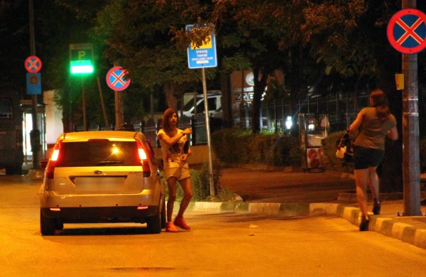 Bakıda biabırçılıq: "30 manata görüşürəm" deyən qızları kameraya çəkdilər