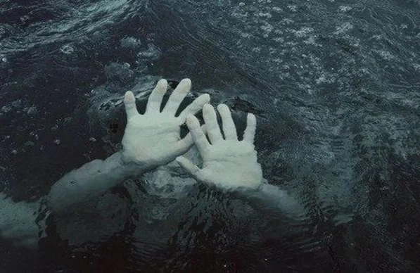 Dəhşətli görüntü: Qız maşında boğulub belə öldü