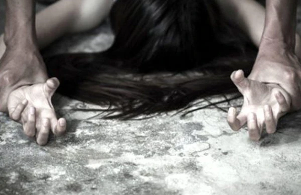 Qızı zorlayan şəxsin əlini bağlayıb CİNSİYYƏT ORQANINI İTƏ YEDİRTDİLƏR - VİDEO