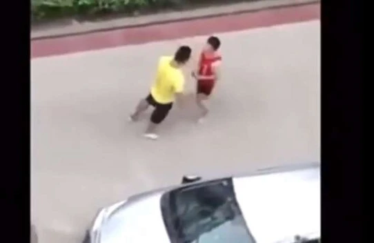 Döymək istədiyi adam muay-tay döyüşçüsü çıxdı - Görün nə oldu