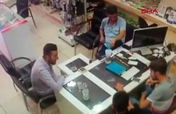 Dəhşətli anlar kamerada: Telefon ustanın əlində partladı