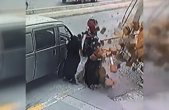 Beton parçaları qadının başına düşdü