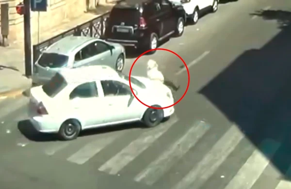 Bakıda taksi sürücüsü piyada keçidində yaşlı kişinin üstündən keçdi – ANBAAN VİDEO