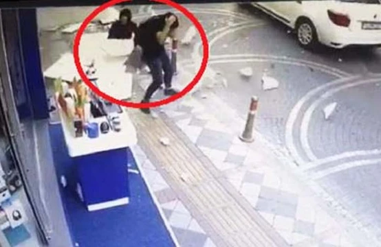 Dəhşətli hadisə kamerada: Bina uçub anayla qızın başına düşdü