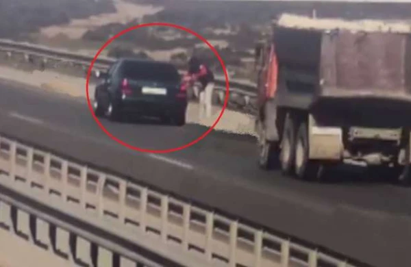 Yolun kənarında dovşan almaq üçün dayandı: "Kamaz" üstündən keçdi