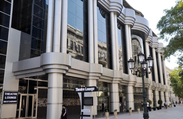 SON DƏQİQƏ! Bakıda məşhur teatrın tavanı çökdü