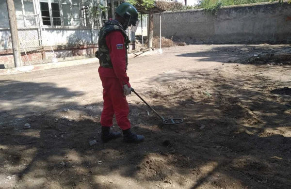 Gəncədə marketin qarşısında raket tapılıb