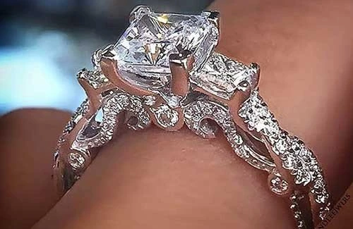 Bakı metrosunda qadının itən qızıl üzüyü tapılıb