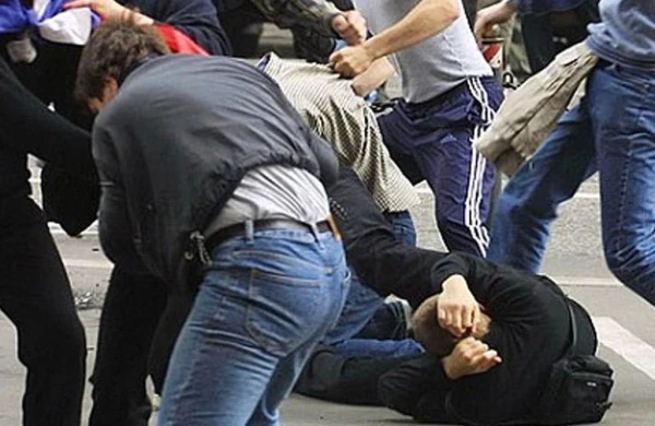 Bakıda metronun qarşısında kütləvi dava - Qan töküldü