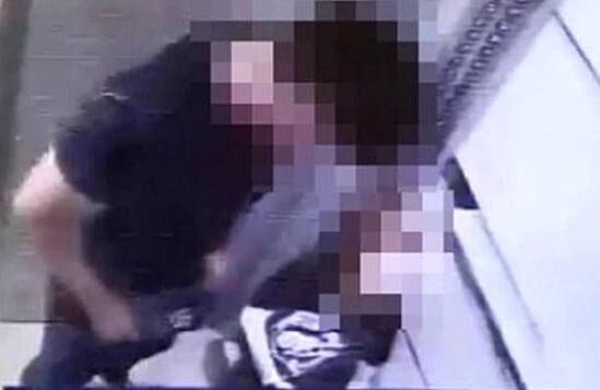 ŞOK görüntü: Modelin əl-qolunu bağlayıb liftdə...