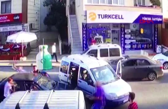 Dəhşətli hadisə: Maşının qarşısını kəsib dubinka ilə ölümcül döydülər