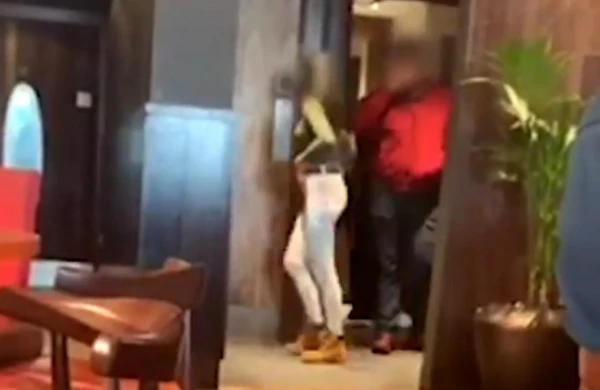 Kişilərin tualetində intim əlaqədə olan qız telefona çəkildi