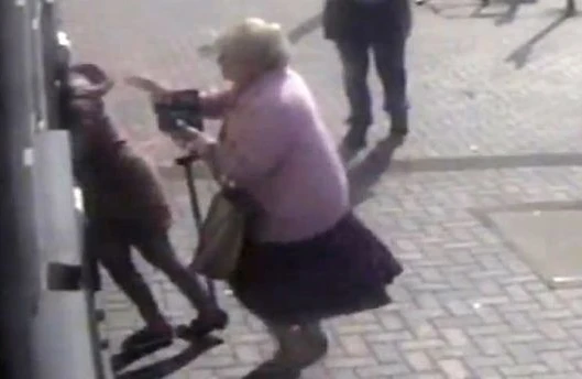 81 yaşlı qadın pulunu oğurlamaq istəyən gənc qızı döydü