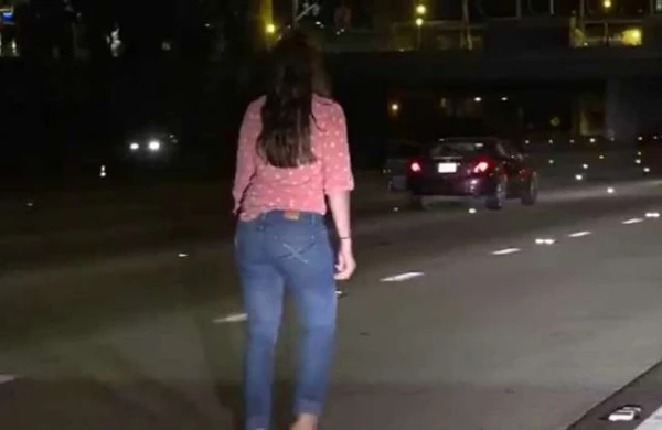 Bakıda rəfiqəsi ilə içki içən qadın küçədə ... — ANBAAN GÖRÜNTÜLƏR - VİDEO