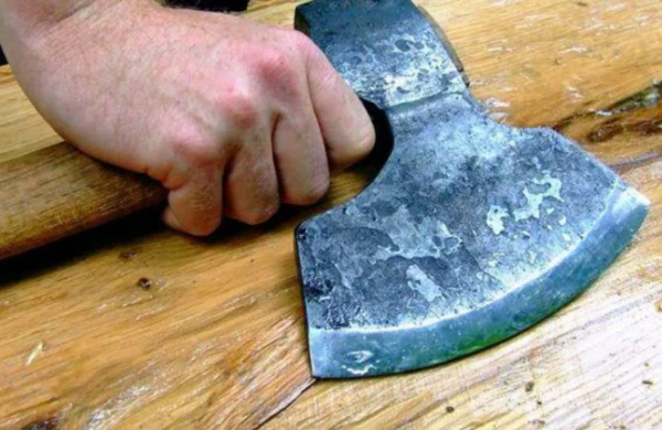 Bakıda dəhşətli qətl: Qaynata gəlinini baltaladı