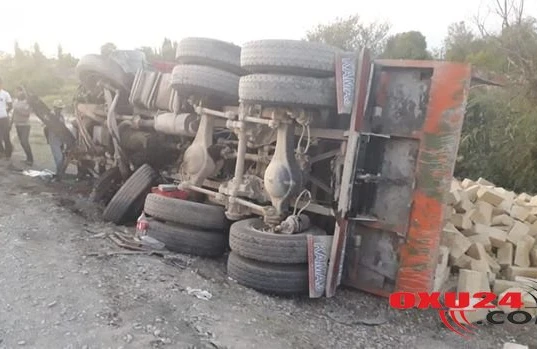 Ucarda yük maşını aşdı - FOTO