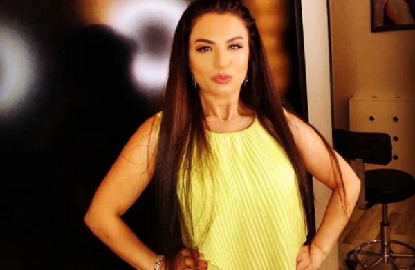 Aynur Dadaşova açıq sinəsini əli ilə gizlətməyə çalışdı — Tənqid olundu