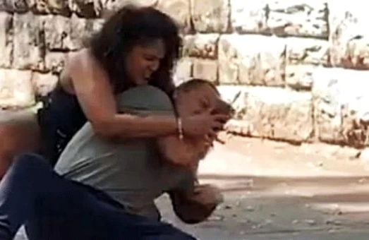 Qız sevgilisini döyüb,telefonunun kodunu açdı -Dünya bu videodan danışır