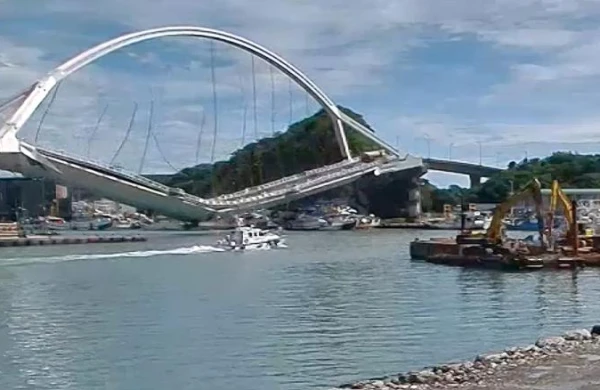 Dəhşətli hadisə: Nəhəng körpü çökdü,insanlar maşın qarışıq çaya töküldü