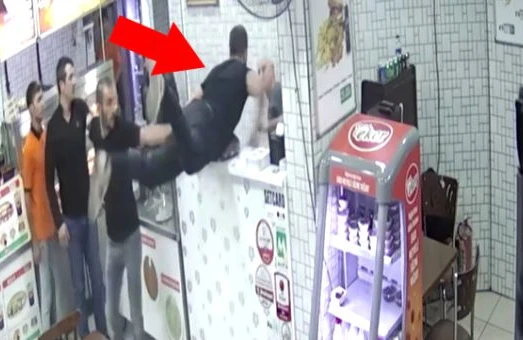 Dönəri evə gətirilmədiyi üçün balta götürüb restorana hücum çəkdi