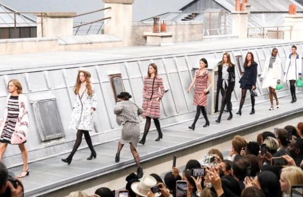 Podiumda gülməli anlar: Tamaşaçı qadın görün nə etdi