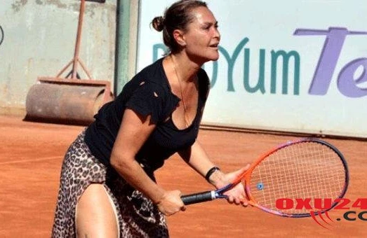 55 yaşlı məşhur bu geyimi ilə hər kəsi təəccübləndirib - FOTO