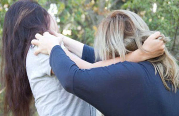 Bakı metrosunda rəzalət - Qadınlar saçyolduya çıxdı - VİDEO