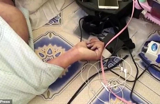 Telefonu "tok"a taxıb yatan gənc faciəli şəkildə öldü