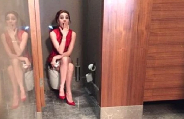 Məşhur aktrisanın tualetdə biabırçı görüntüsü yayıldı
