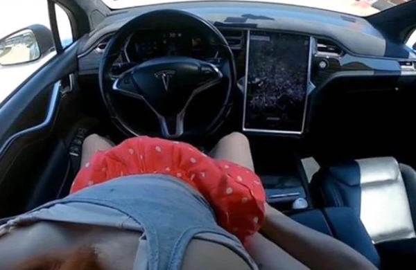 Kişi əcnəbi qadınla maşında intim münasibət zamanı öldü