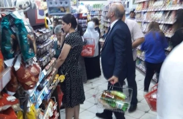 Azərbaycanda icra başçısı marketdə növbəyə durdu - Bu foto rekord qırır