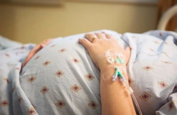 Bakıda satıcı qız kassirdən hamilə qaldı: Başına oyun gəldi