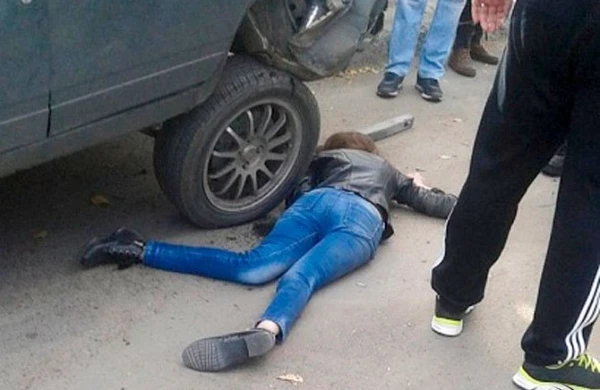 Azərbaycanda dəhşət: qəzəblənən qayınata maşınla gəlininin üstündən keçdi